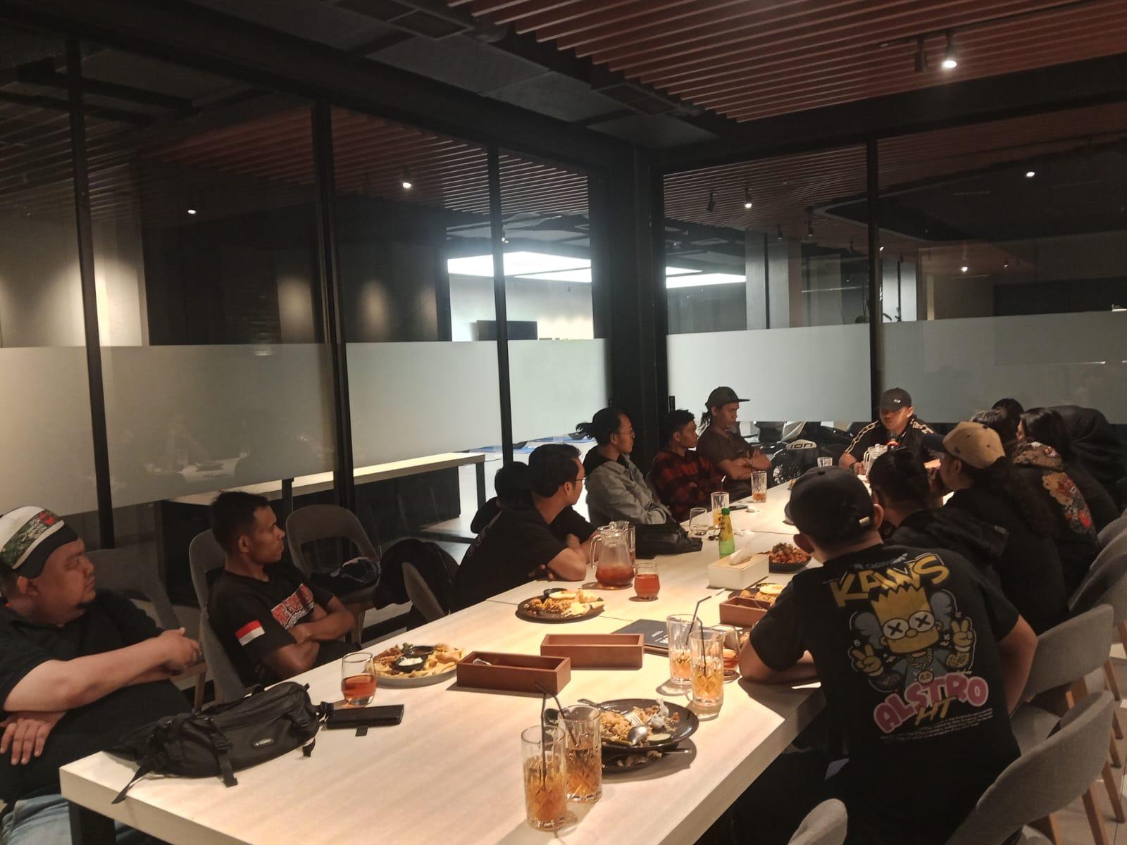 Kebersamaan dan diskusi anggota klub